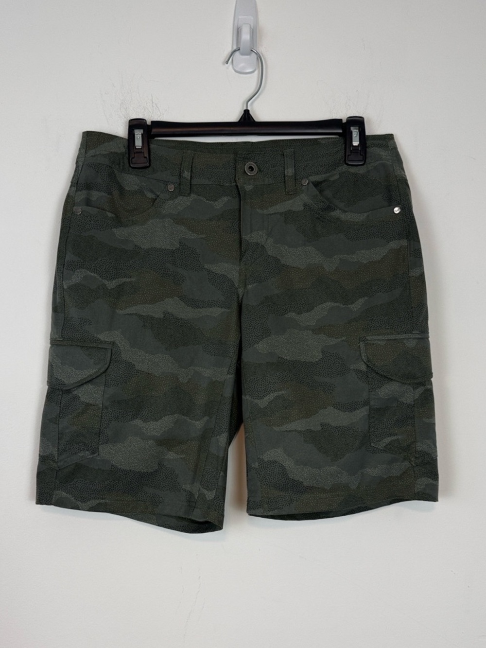 Kohl Women’s 10 Inch Splash Camo Print Hiking Shorts. Size 8.